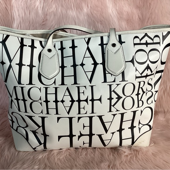 Michael Kors large tote and pouch in black and white monogram embossed leather - Picture 6 of 13